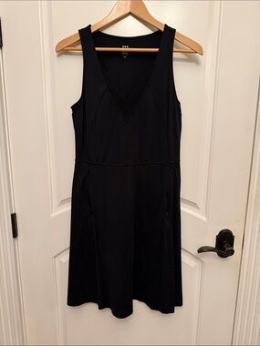 Title nine Black Sleeveless V-Neck Midi Dress M
